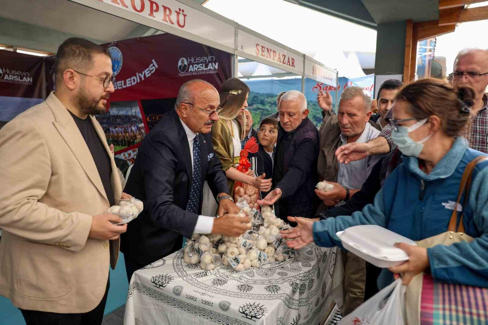 Başkan Arslan, Ankara'da Vatandaşlara Taşköprü Sarımsağı Dağıttı