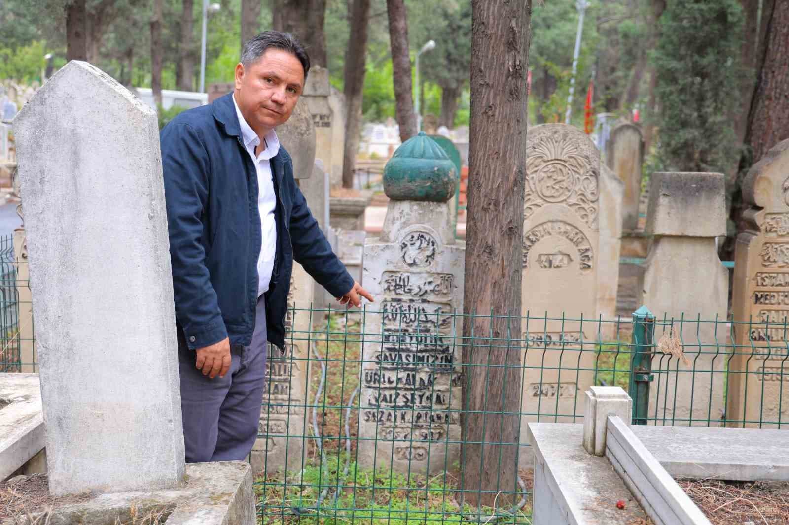 Eski Türkçe Harflerle Hazırlanan Mezar Taşının Ardındaki Şeyh Ali Sezai Efendi’nin Detaylı Hikayesi