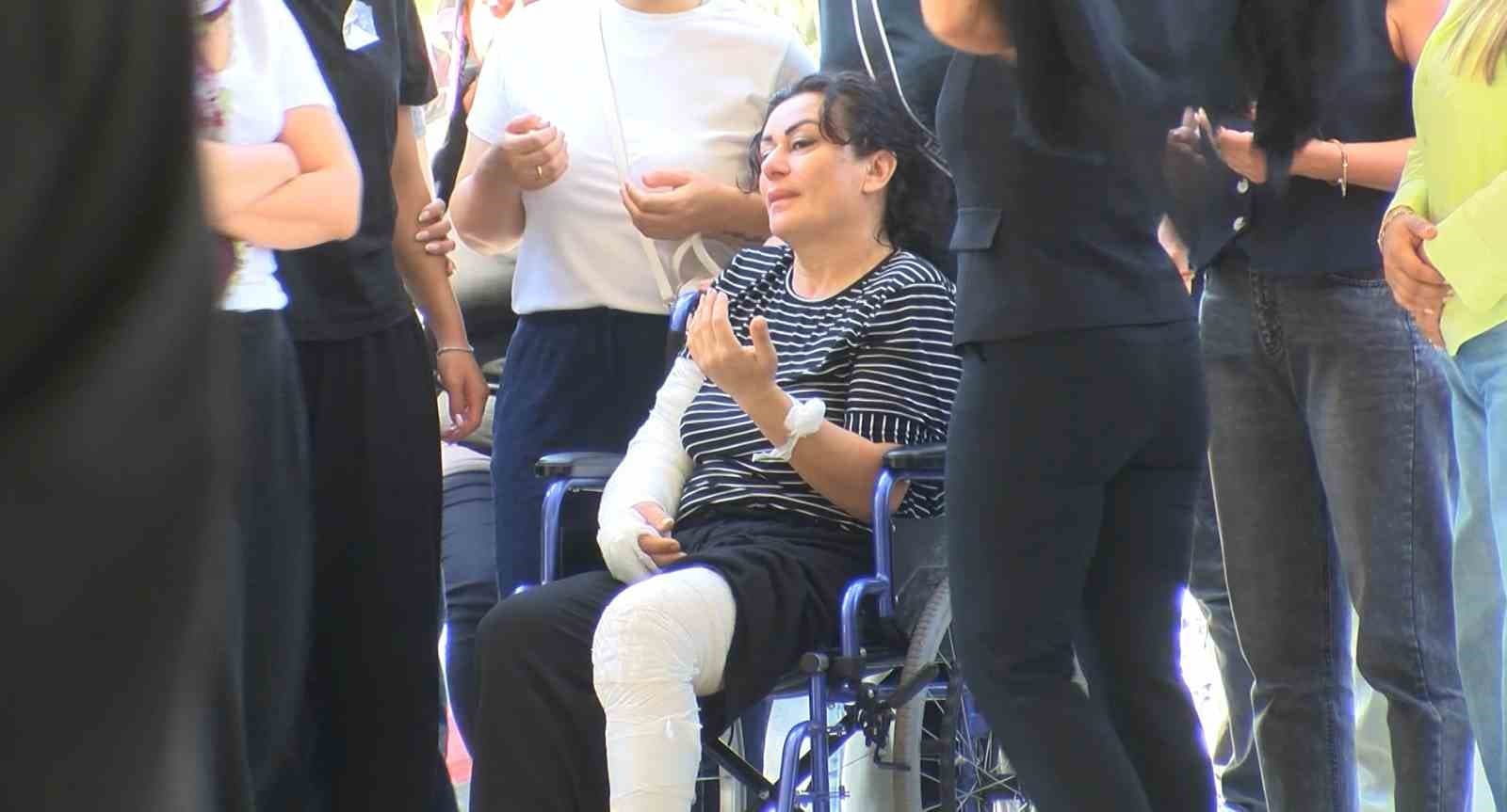 Baba ve Oğlunun Cenazesi Defnedildi: Olayda Yaralanan Anne, Tekerlekli Sandalye ile Töreni Takip Etti