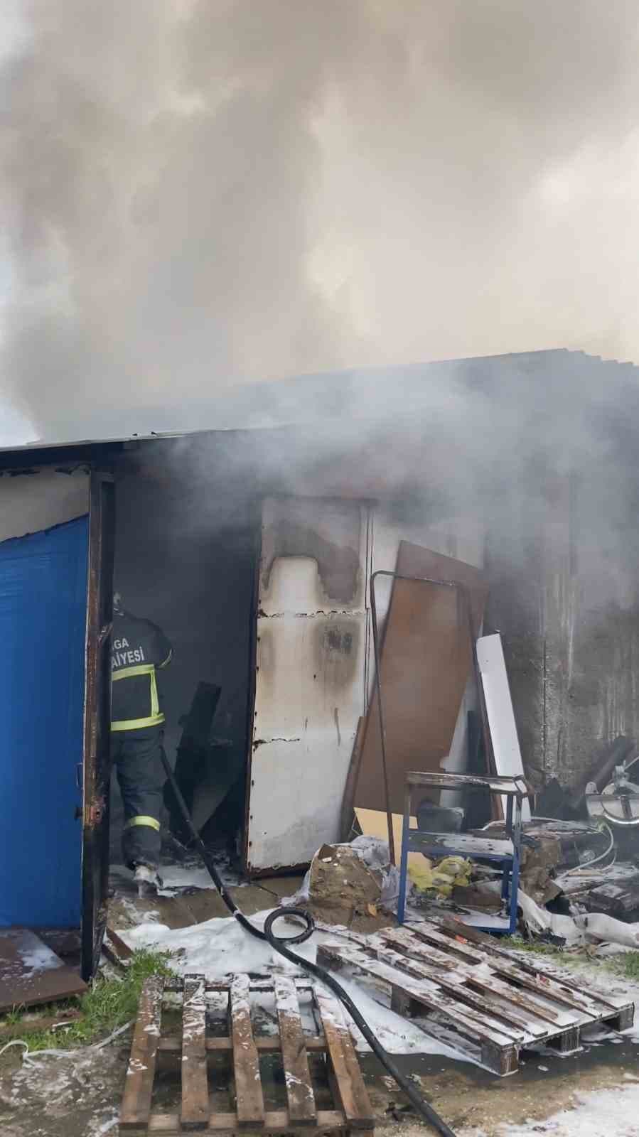 Biga’da sanayi sitesindeki marangoz atölyesinde çıkan yangın korkuttu