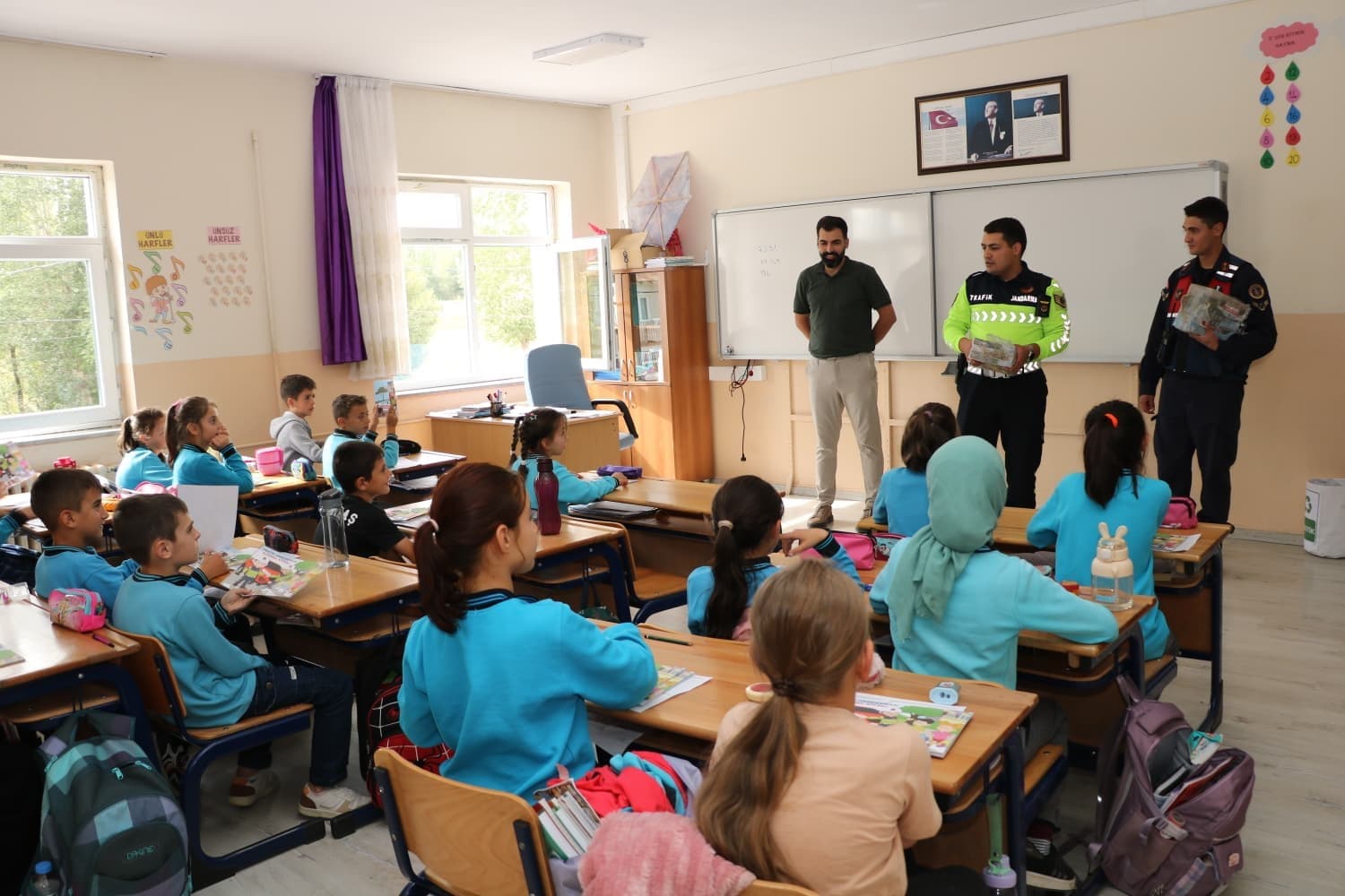 Bayburt'ta İl Jandarma Ekipleri İlkokul Öğrencilerine Trafik Güvenliği Eğitimi Verdi
