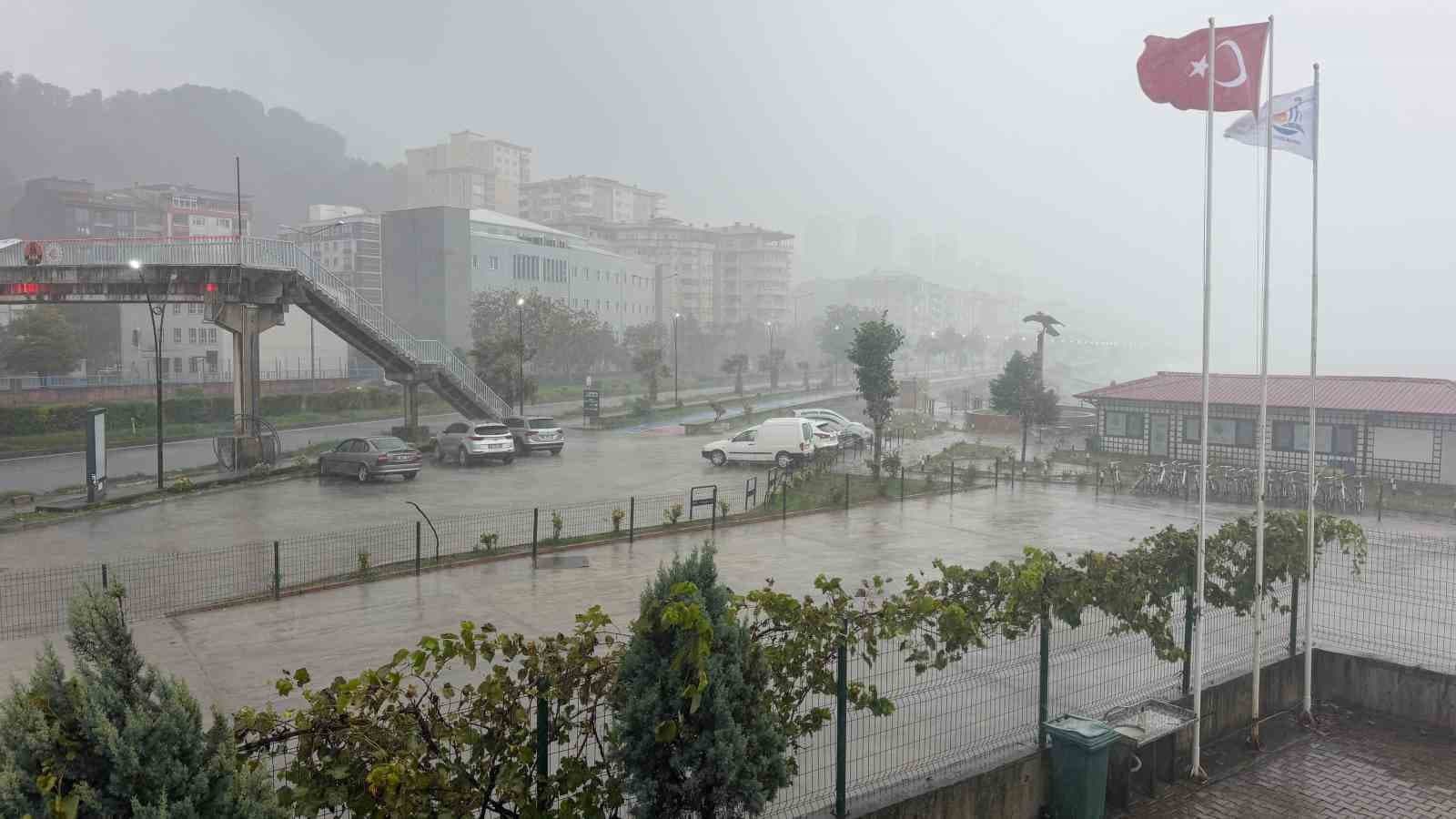 Hopa’da Rüzgar ve Yağışın Tetiklediği Şiddetli Dalgalar