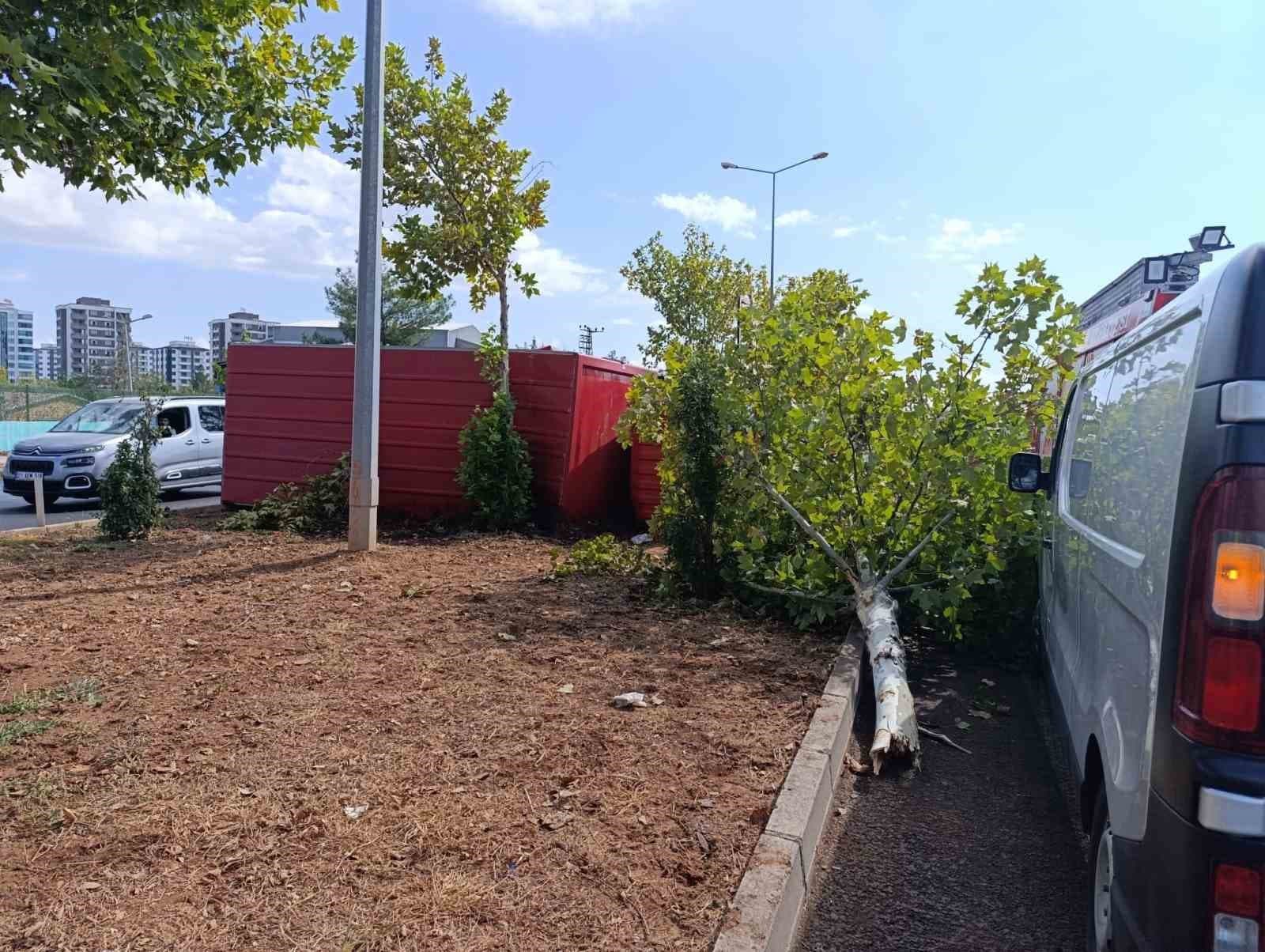 Diyarbakır'da Kamyonete Sıkışan Sürücü İtfaiye Tarafından Kurtarıldı