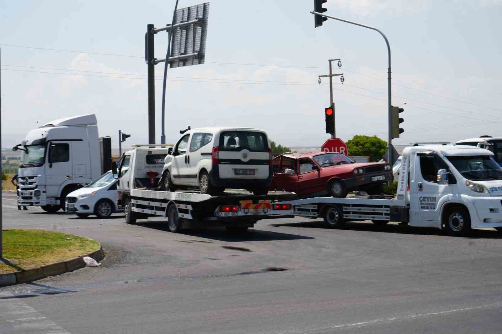 Niğde-Bor Yolunda Araç Kazası: 3 Yaralı