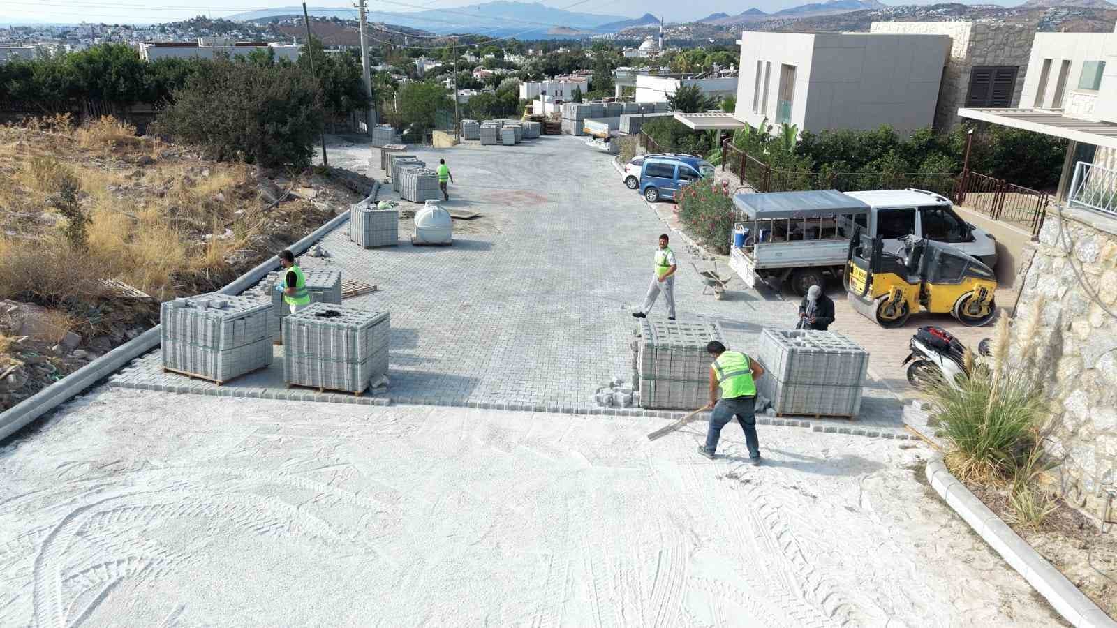 Bodrum'da Yolların Yenilenmesi Devam Ediyor: Parke Uygulamaları Sürüyor