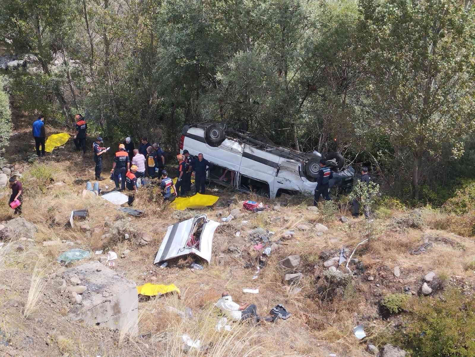 (Güncellendi) Minibüs şarampole uçtu: 4 ölü, 10 yaralı