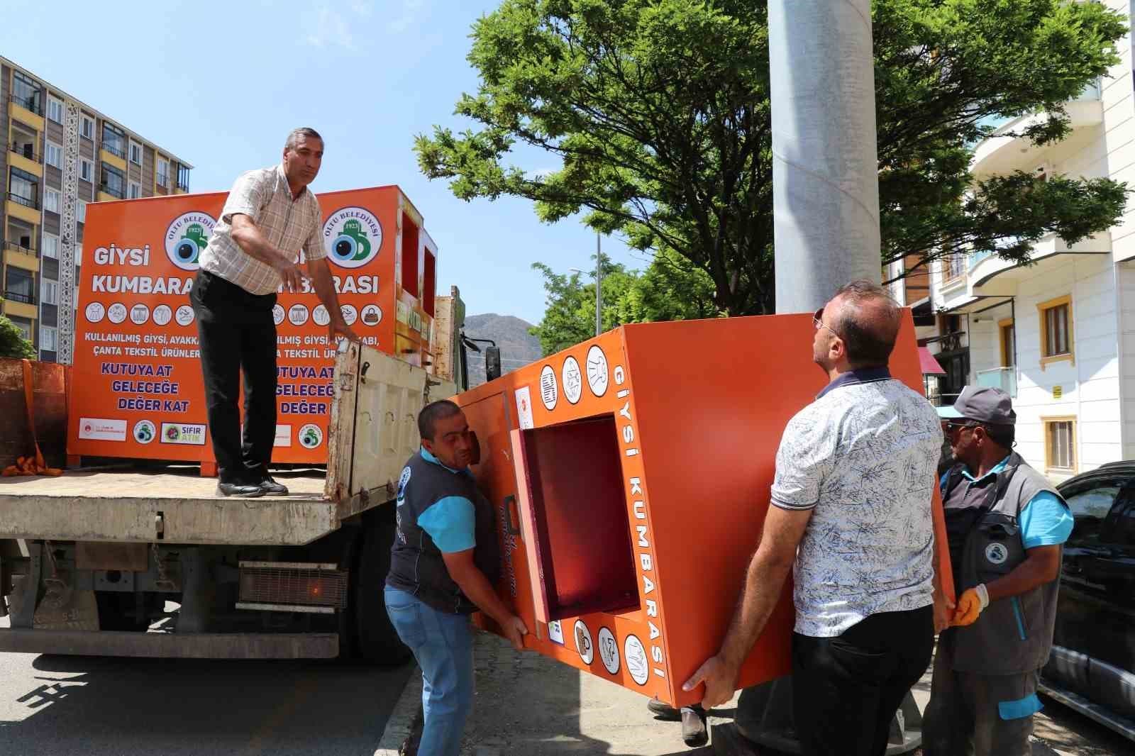 Oltu'da Tekstil Atıklarını Yönetmek İçin 50 Giysi Kumbarası Yerleştirildi