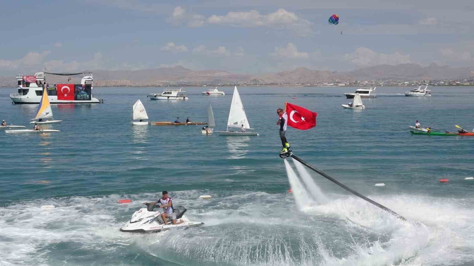 Van Gölü'nde GölFest Gerçekleşti: Su Sporları Gösterileri ve Türk Bayraklı Flyboard Performansı Dikkat Çekti
