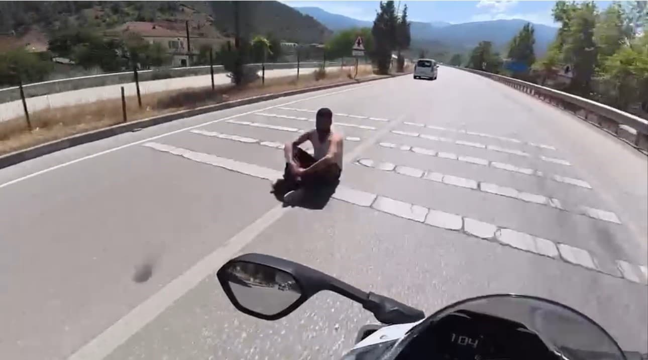 Karabük’te Trafikte Tehlikeli Davranışlar: Biri Yol Ortasında Oturdu, Diğeri Trafikte Yürüdü