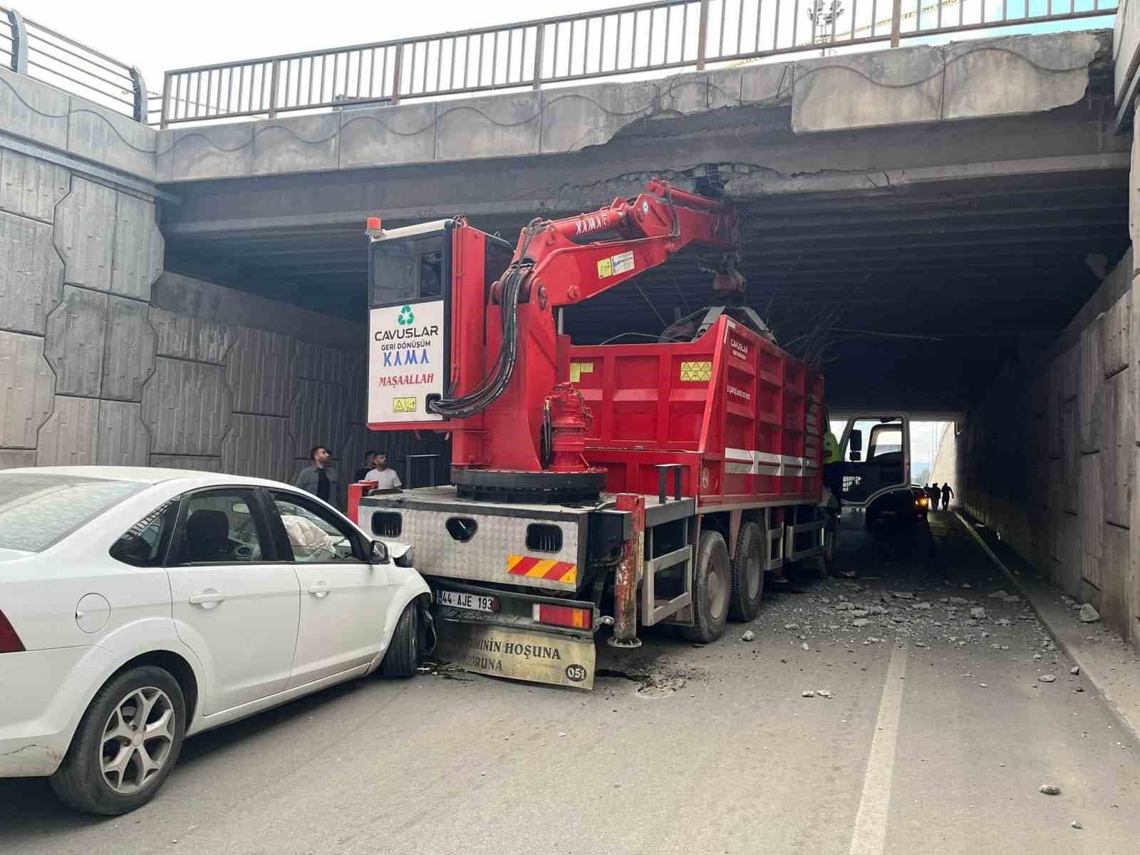 Vinç Köprüye Çarptı, Otomobil de Vince Değdi: Dört Kişi Yaralandı