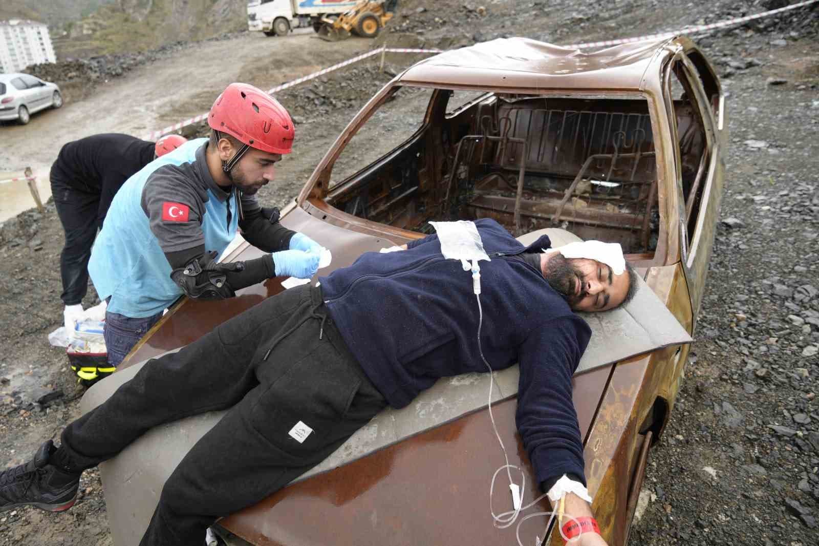 Gümüşhane'de Yağış Koşullarında Heyelan Senaryolu Kaza Tatbikatı Yapıldı