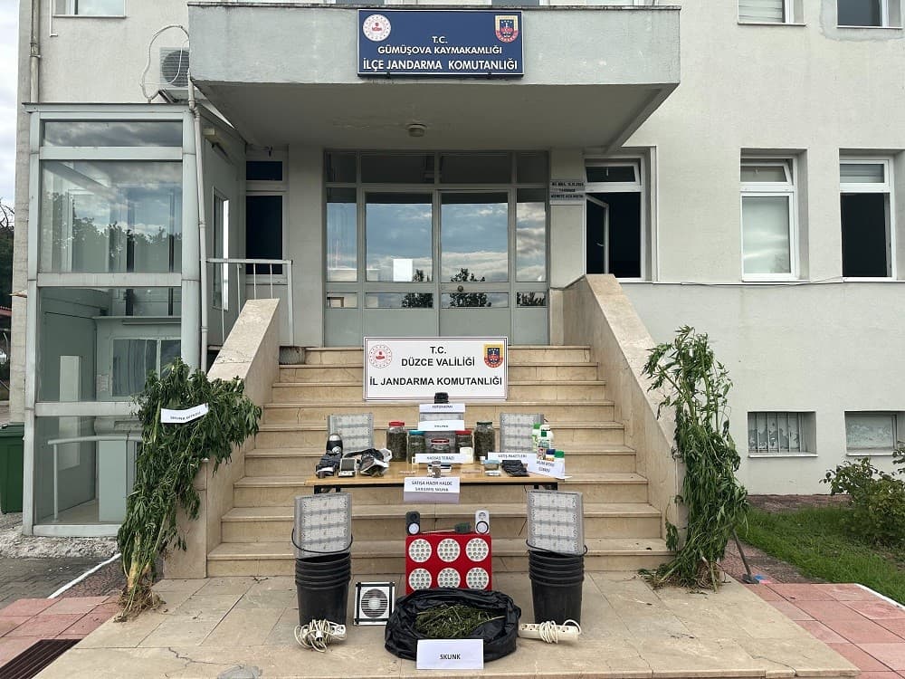 Düzce Gümüşova'da Jandarma Operasyonu: Yüklü Miktarda Uyuşturucu ve Üretim Malzemesi Yakalandı