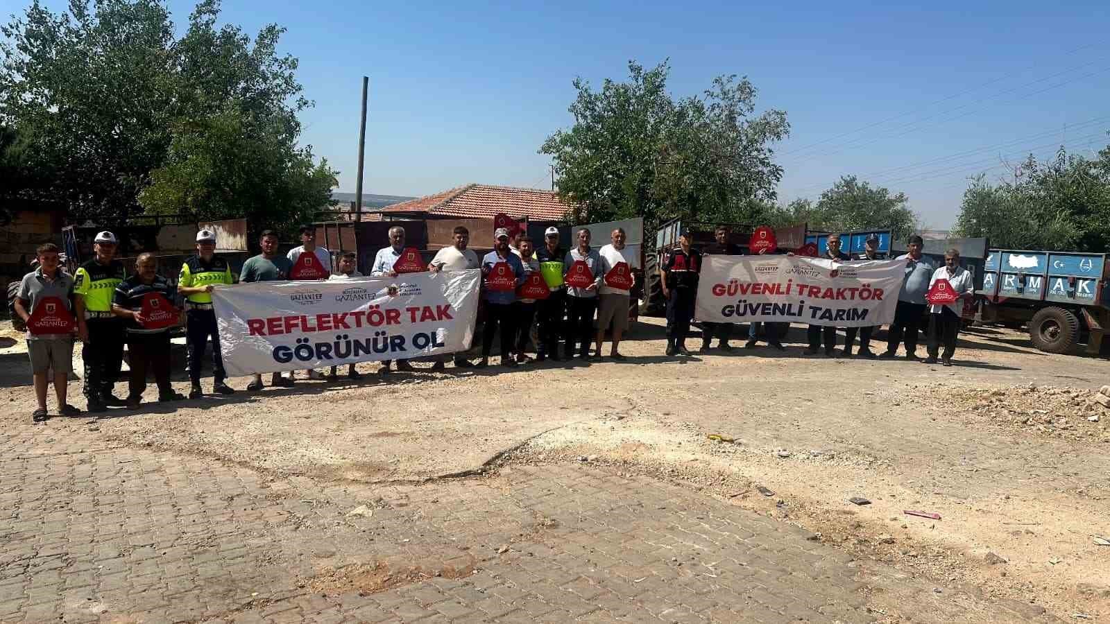 Jandarma, Gaziantep'te Tarım İşçilerine Güvenli Trafik Eğitimi ve 600 Reflektör Dağıttı