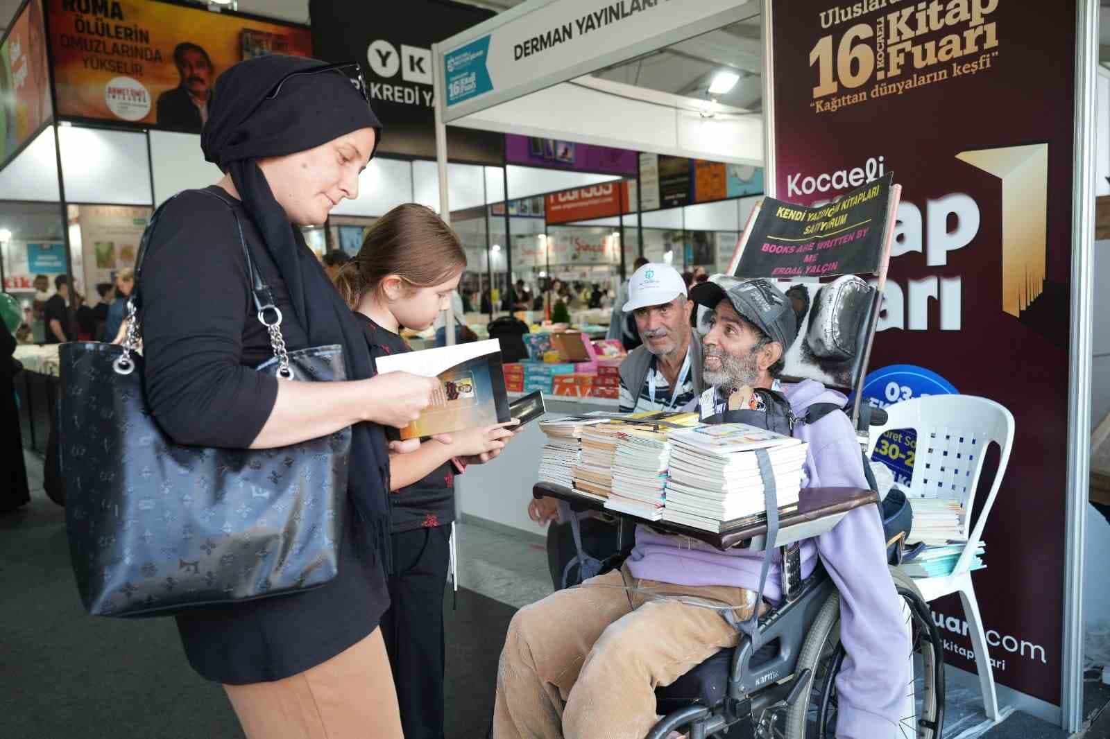 Tek Parmakla 27 Kitap Yazan Erdal Yalçın, Kocaeli'de Eserlerini Tanıttı