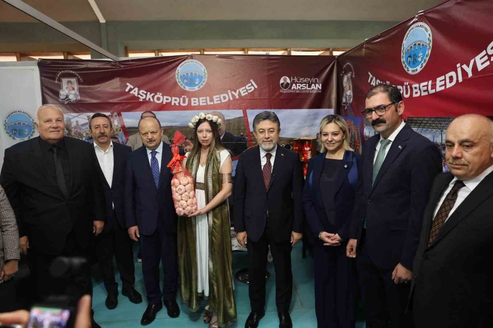 Tarım Bakanı Yumaklı, Taşköprü Belediyesi'ne yöresel ürün hediye etti