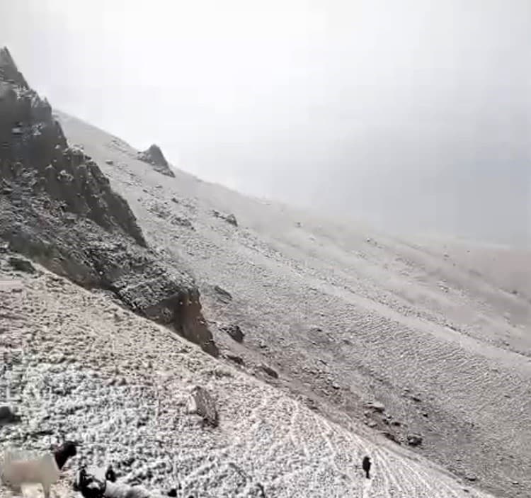 Karayazı Çakmak Dağı’na İlk Kar Yağdı