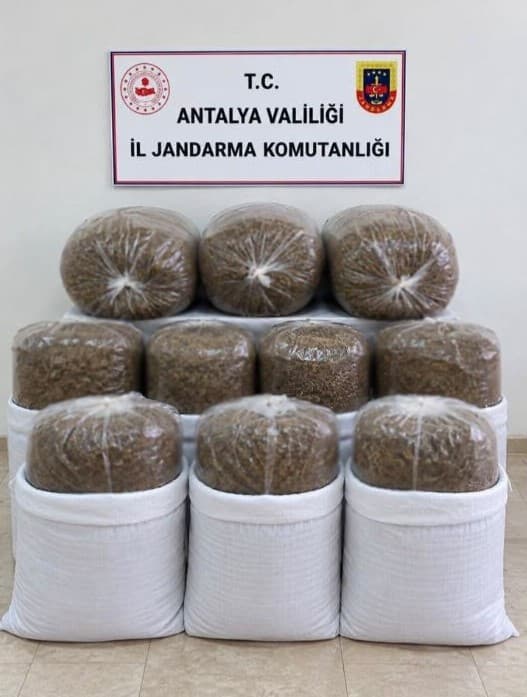 Antalya'da Üç İlçede Kaçak Tütün Operasyonu: 400 Kilogram Tütün Ele Geçirildi