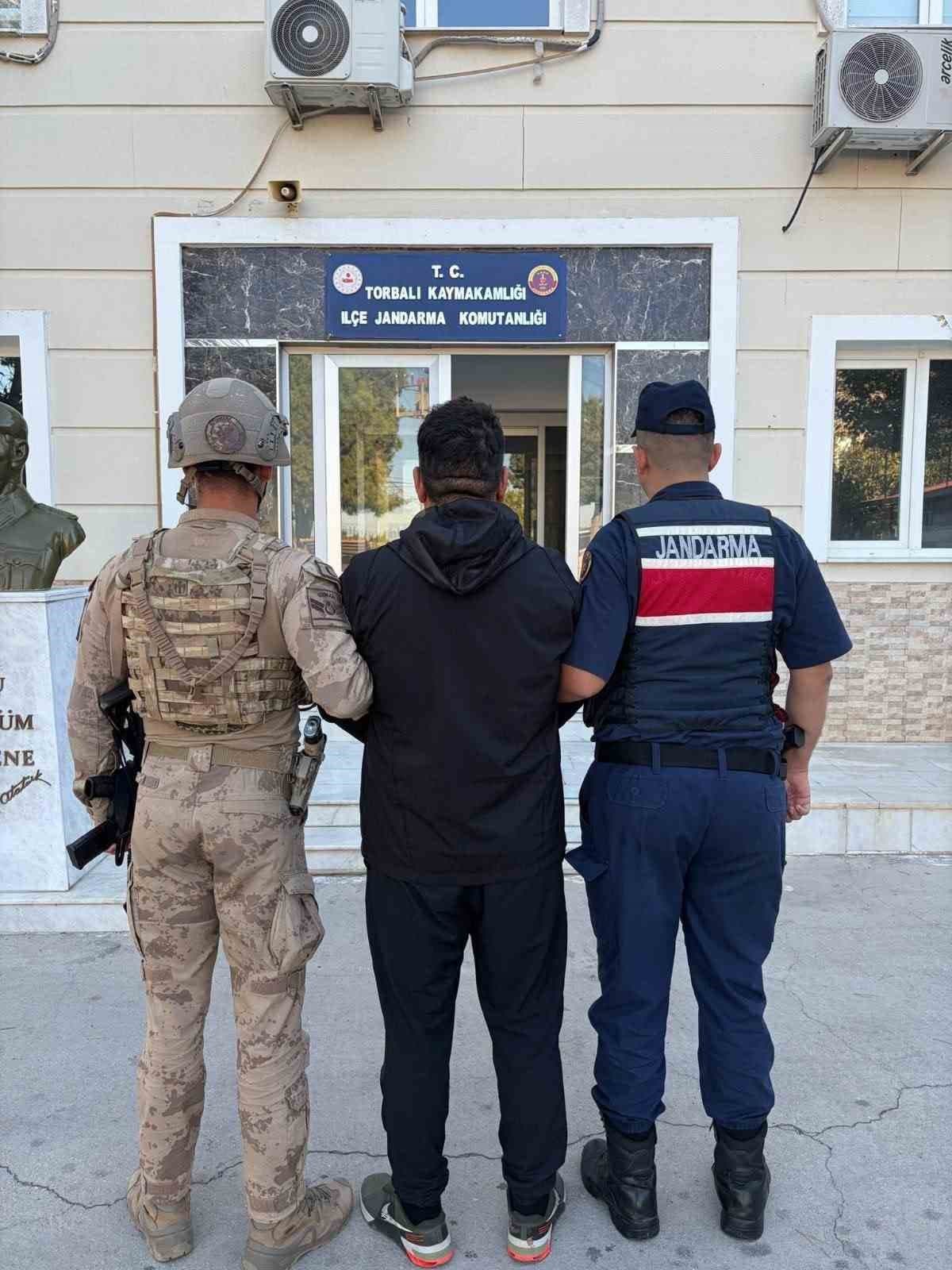 İzmir'de Jandarma Operasyonu: 25 Yıllık Hapis Cezası Olan İki Şahıs Yakalandı