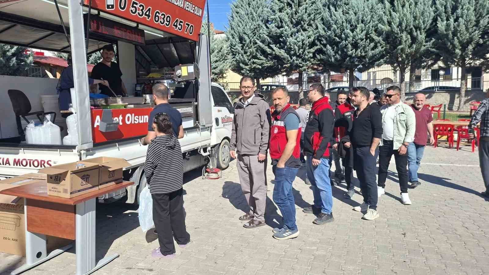 Hisarcık İlçe Hastanesi, Personel Katkısıyla 3 Bin Kişiye Lokma İkramı Yaptı