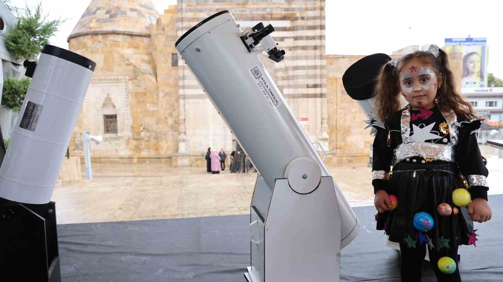 Kırşehir’de Cacabey Medresesi önünde bilim ve astronomi buluşması