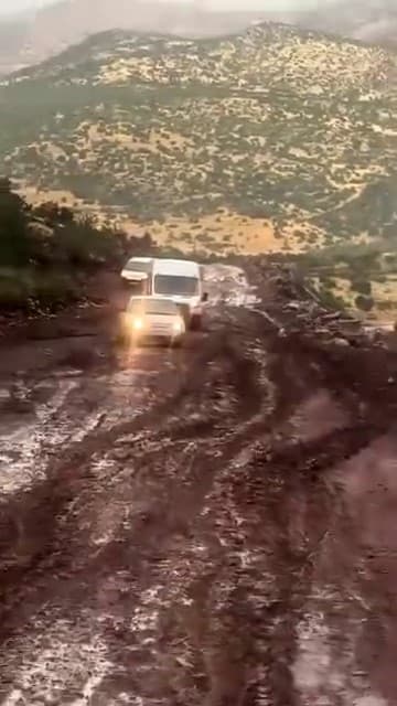 Siirt'te Yağış Sonrası Yollar Çamurla Kaplandı, Araçlar Yolda Kaldı