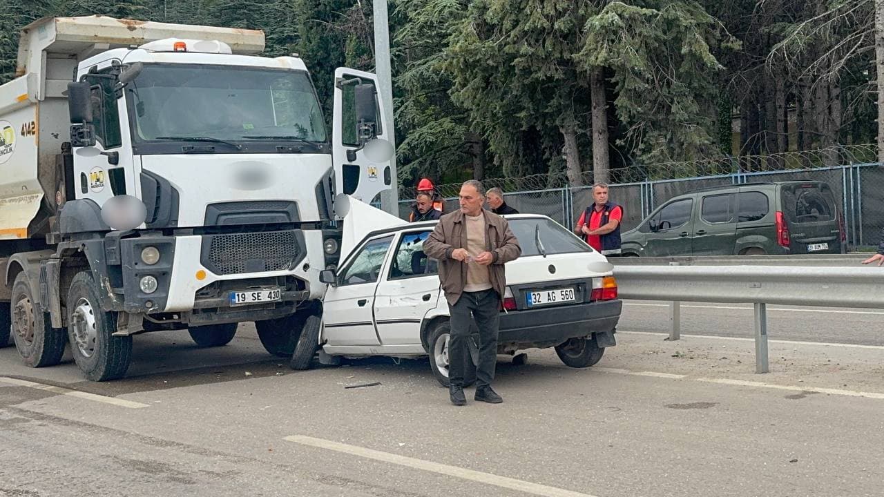Ters Yöne Giren Otomobil, Hafriyat Kamyonuyla Çarpıştı