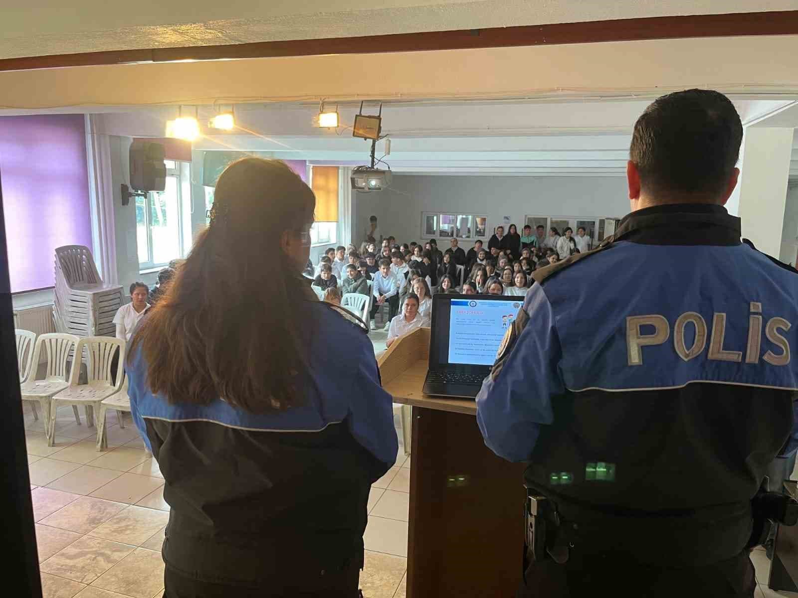 Polisler, Lise Öğrencilerine Mesleki Bilgilendirme ve Güvenlik Eğitimi Verdi