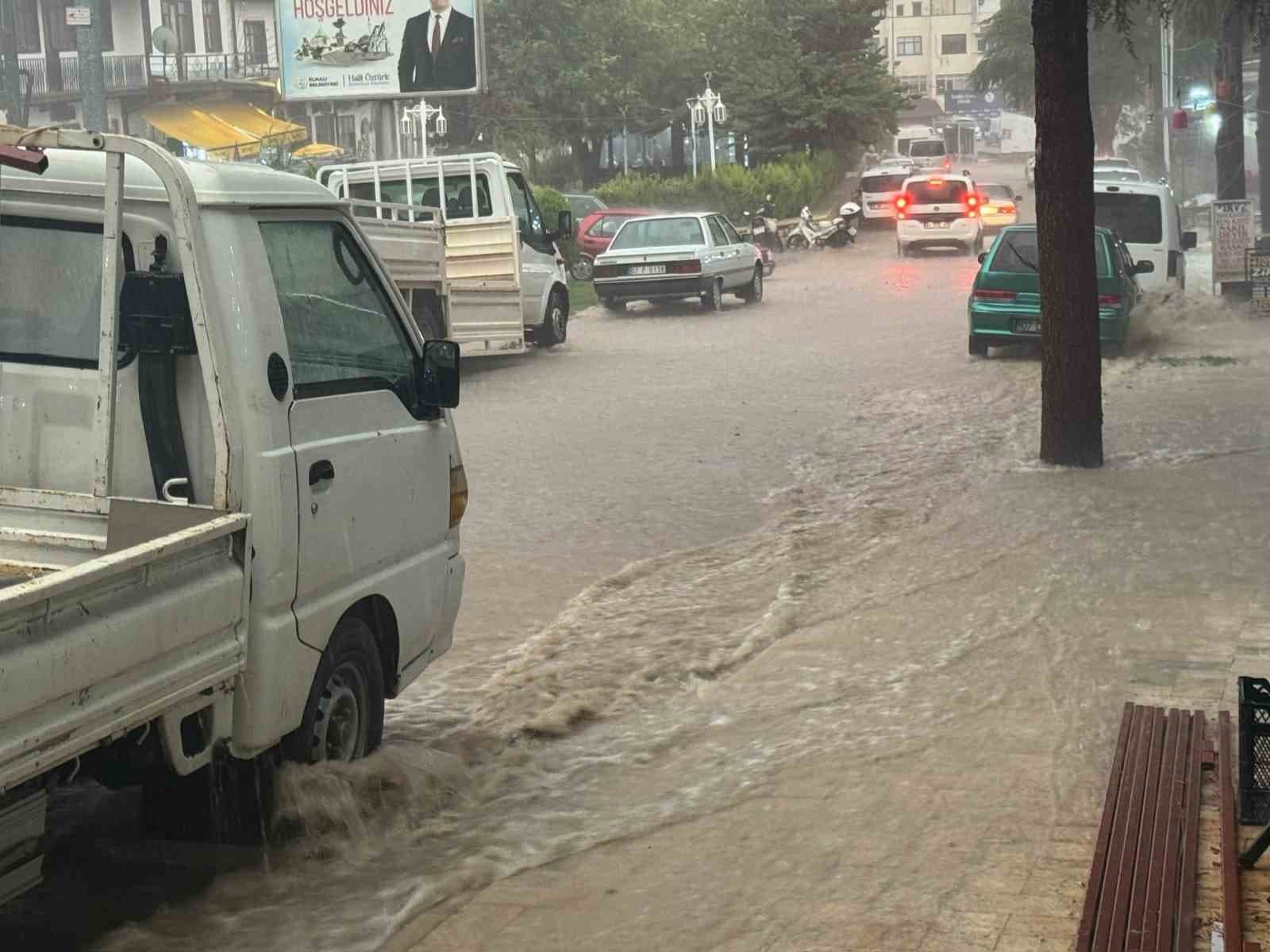 Antalya'da Sağanak Yağışlar Su Baskınına Yol Açtı