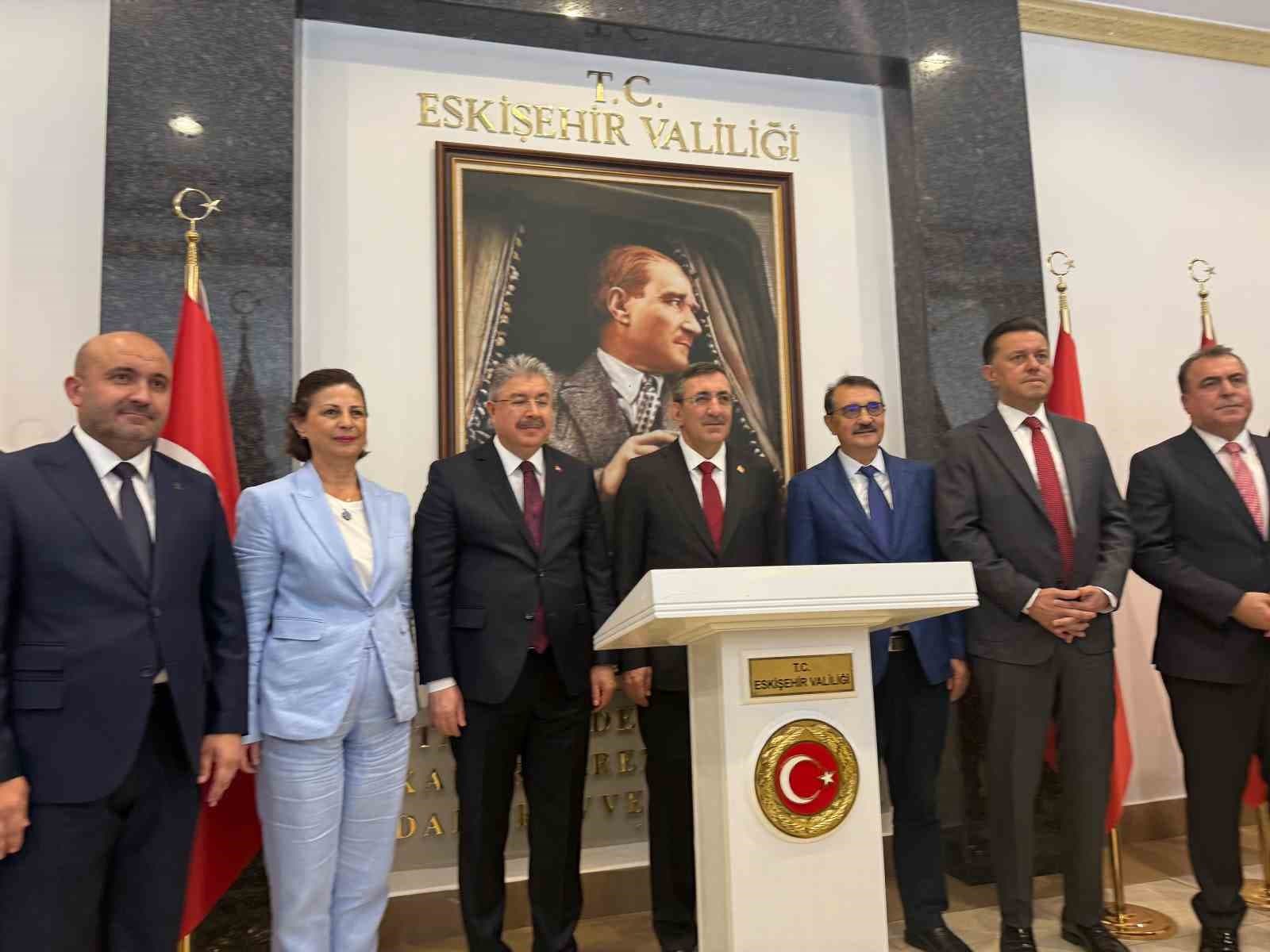 Cumhurbaşkanı Yardımcısı Cevdet Yılmaz, Eskişehir Valiliğini Ziyaret Etti