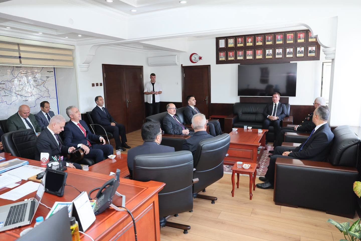 Erzincan Valisi Aydoğdu, Jandarma Komutanı Altundarak'a Başsağlığı Ziyareti Gerçekleştirdi
