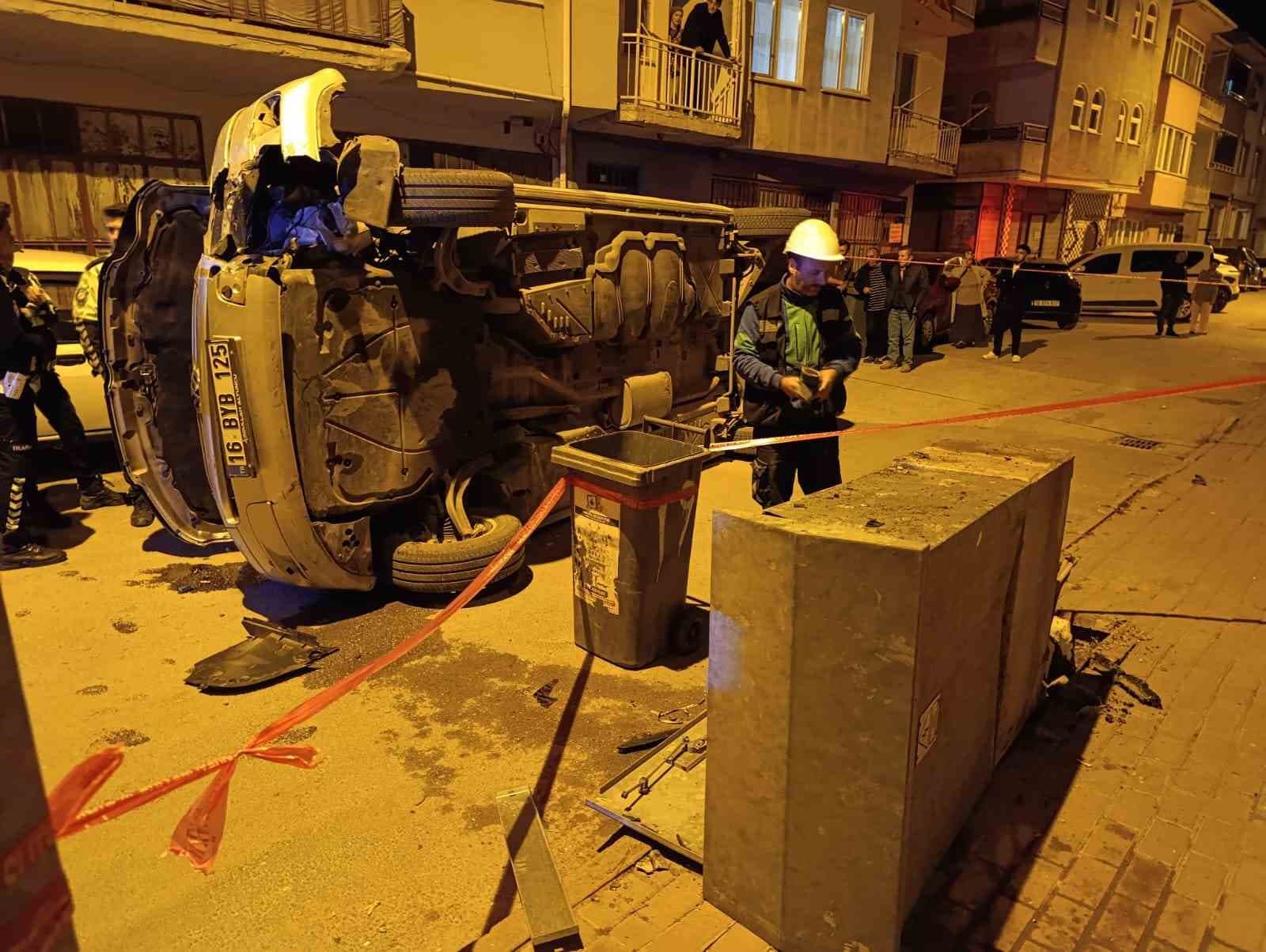 Elektrik Panosuna Çarpan Minibüs Devrildi, Sürücü Kaçtı