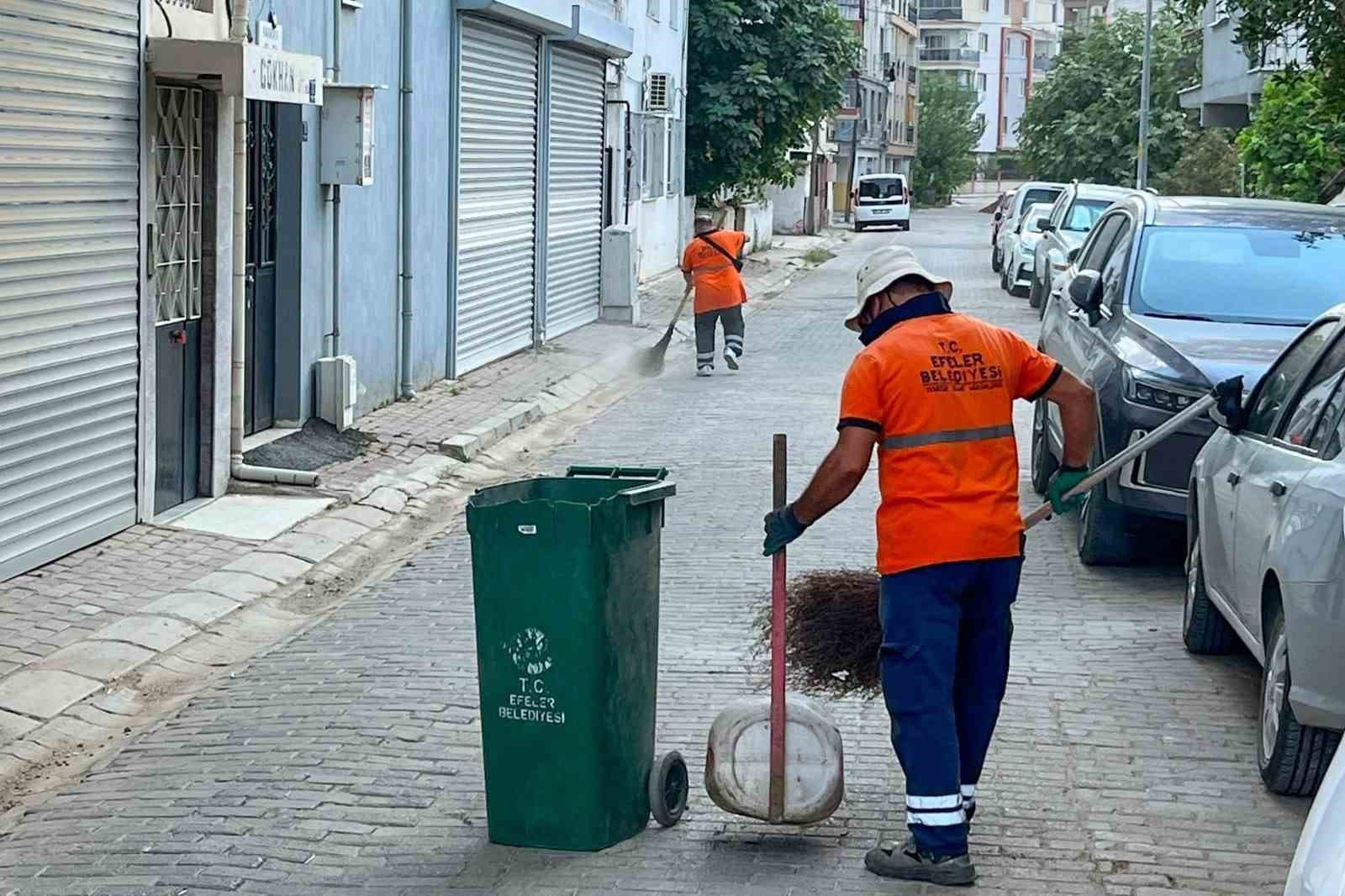 Efeler'de Temizlik Çalışmaları Devam Ediyor