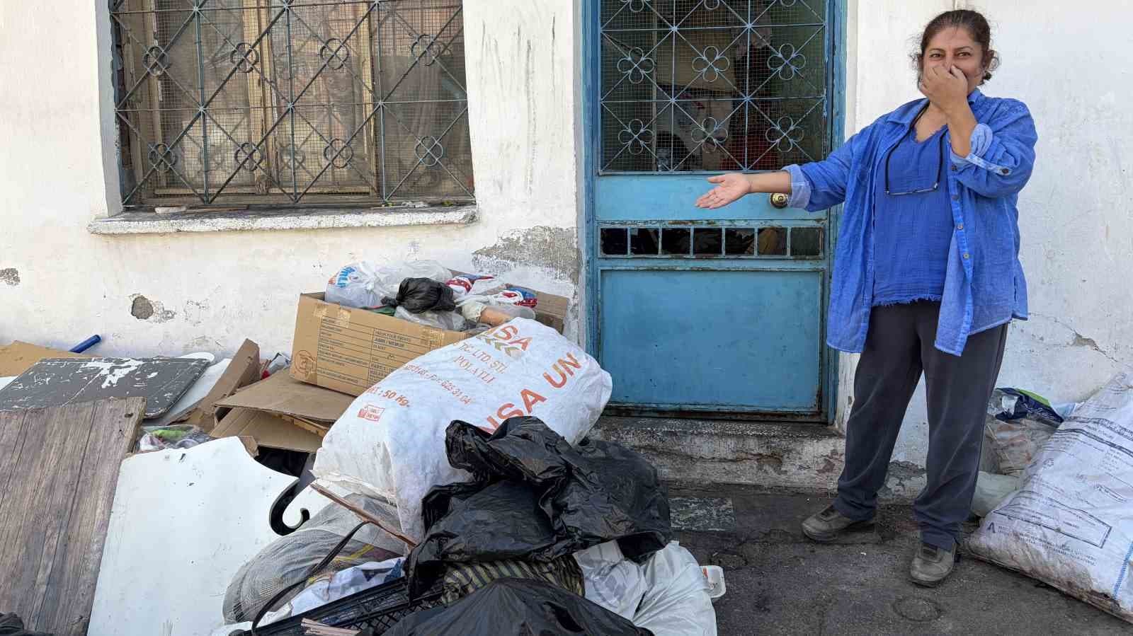İzmir Konak'ta Çöp Sorunu: Mahalle Sakinleri Koku ve Haşerelerden Şikayetçi