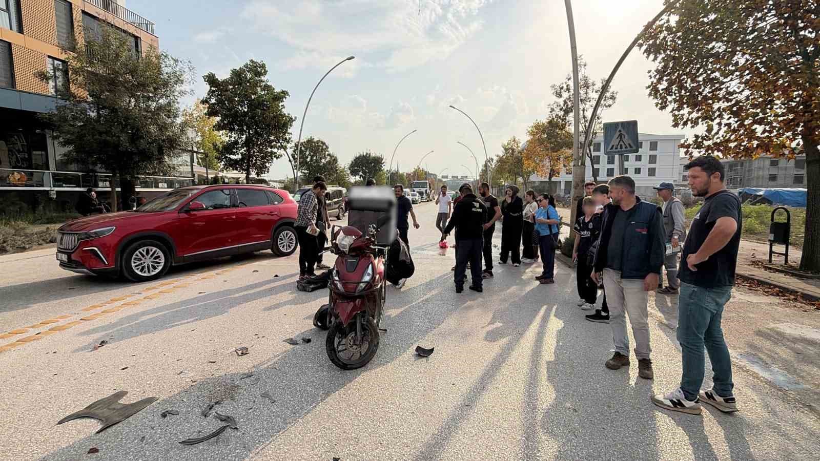 Otomobil ve Motokurye Çarpıştı: İki Kişi Yaralandı