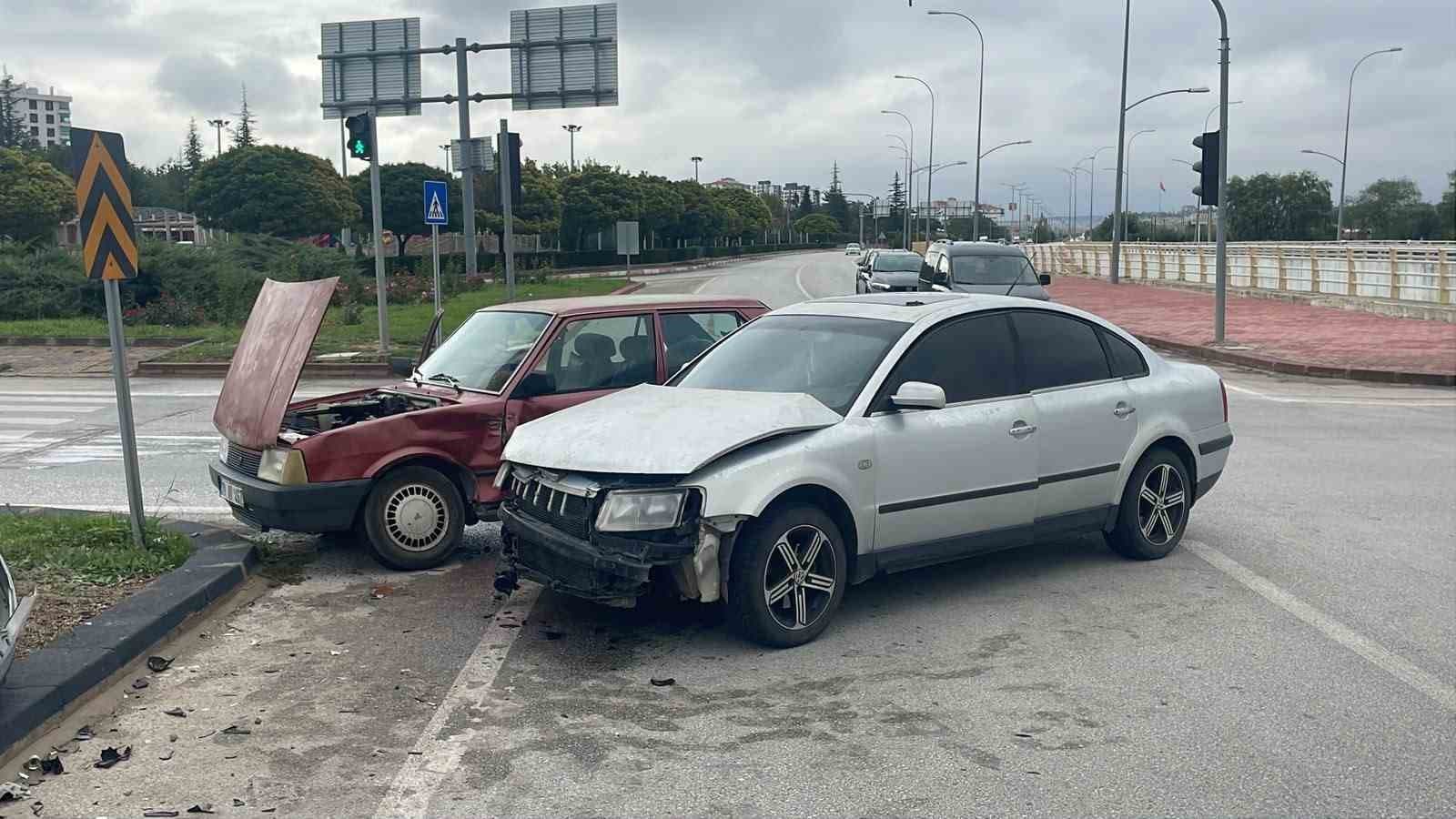 Karaman'da Kavşakta Otomobil Çarpıştı: Bir Kişi Yaralandı