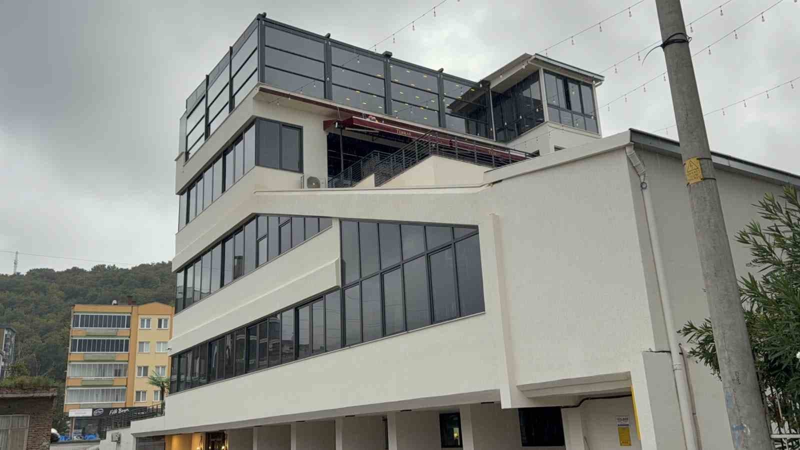 Restoranın yemek asansörü 4. kattan zemine düştü: Garson hayatını kaybetti