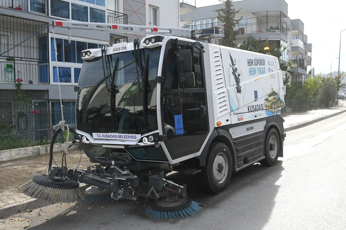 Kuşadası'nda Temizlik Gücü: 'Küçük Dev Bucher' ile Kentin Her Noktasına Ulaşıldı