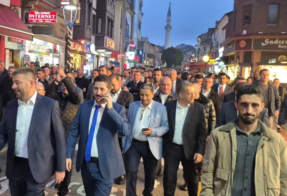 Seçim zaferini yaklaşık 800 metre yol yürüyerek kutladılar