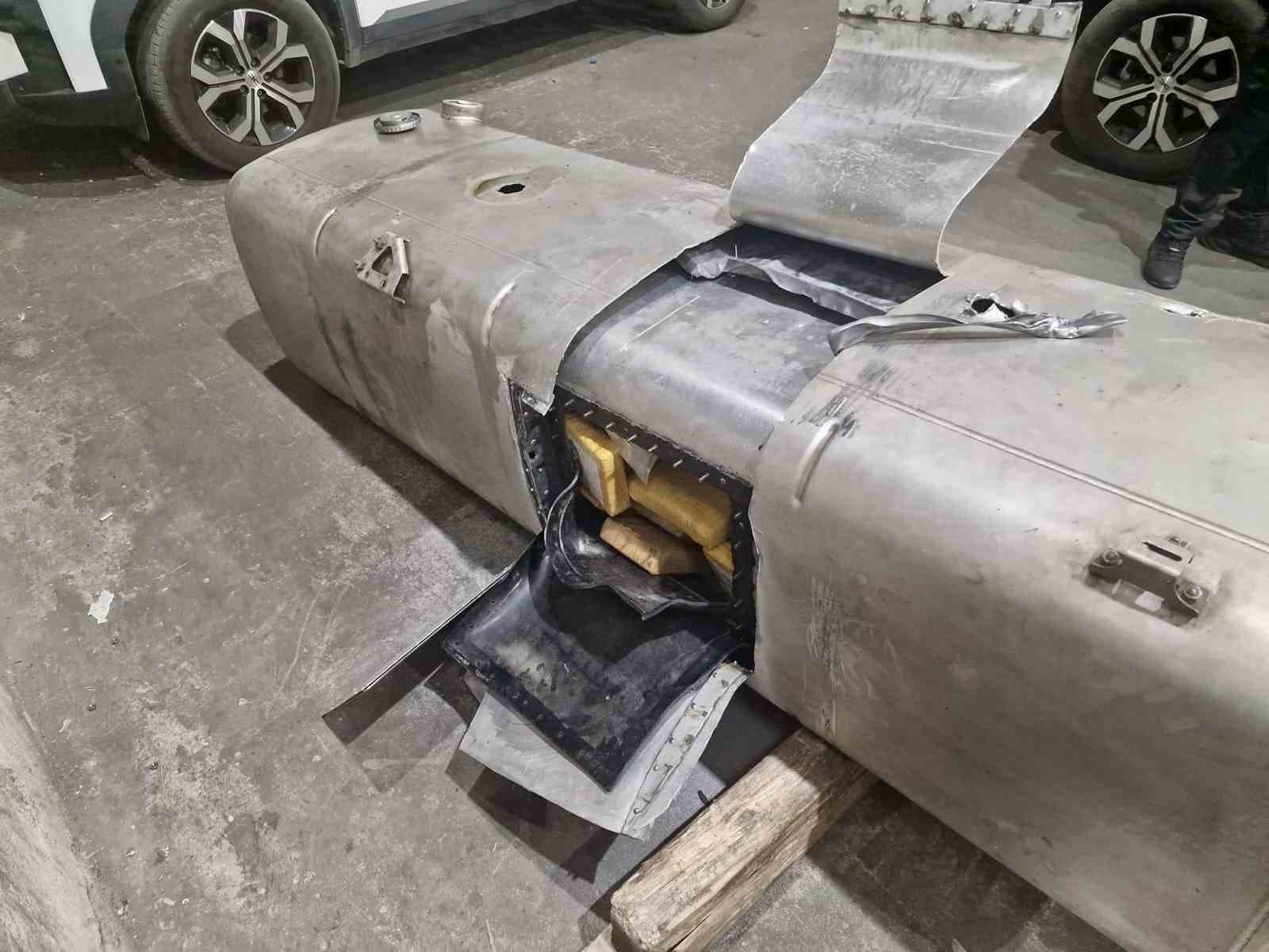 Türkiye'ye Giriş Girişimi Yakalandı: Yakıt Deposu Gizlenmiş 40 Kilogram Uyuşturucu Ele Geçirildi