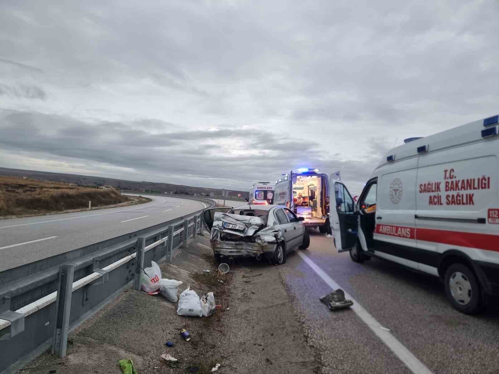 Çorum'da Otomobil Bariyerlere Çarptı: Beş Kişi Yaralandı