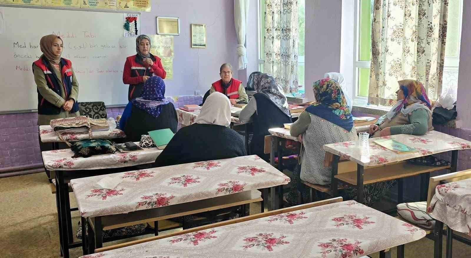 Kadın Çiftçilere Hayvansal Üretim Bilgilendirmesi Yapıldı