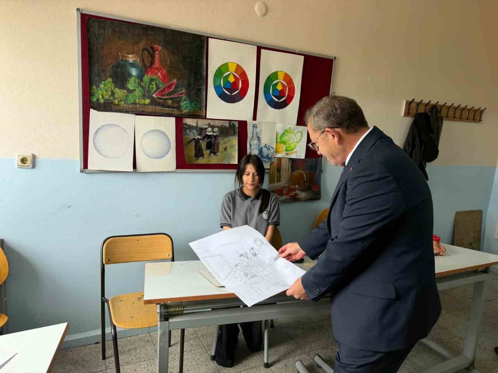 Kars Valisi Polat, Güzel Sanatlar Lisesi'nde Öğrencilerle Görüşme Gerçekleştirdi