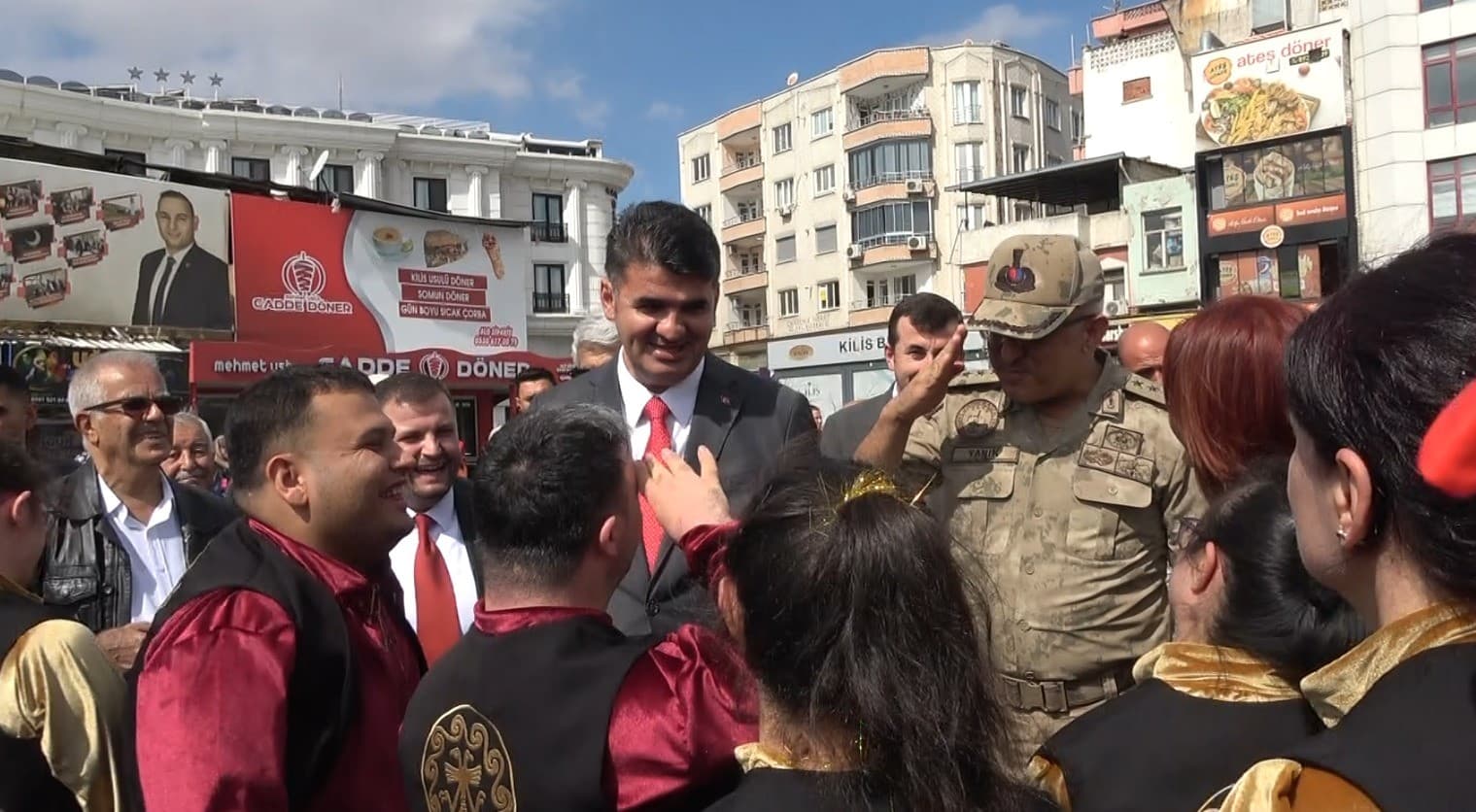Kilis'te Yaşlılar Günü Yürüyüşünde Jandarma Komutanına Asker Selamı