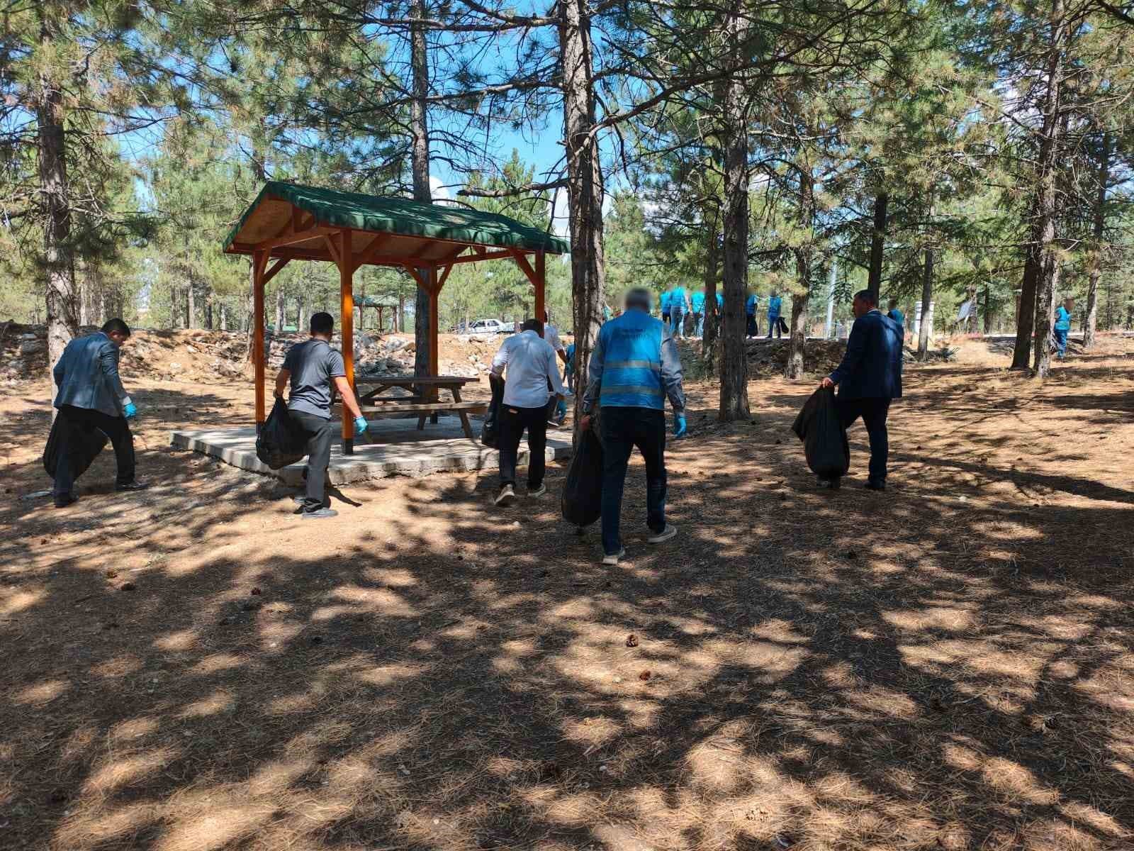 Yalvaç'ta Denetimli Serbestlik Hükümlüleri Orman Parkı'nda Temizlik Faaliyeti Yürüttü