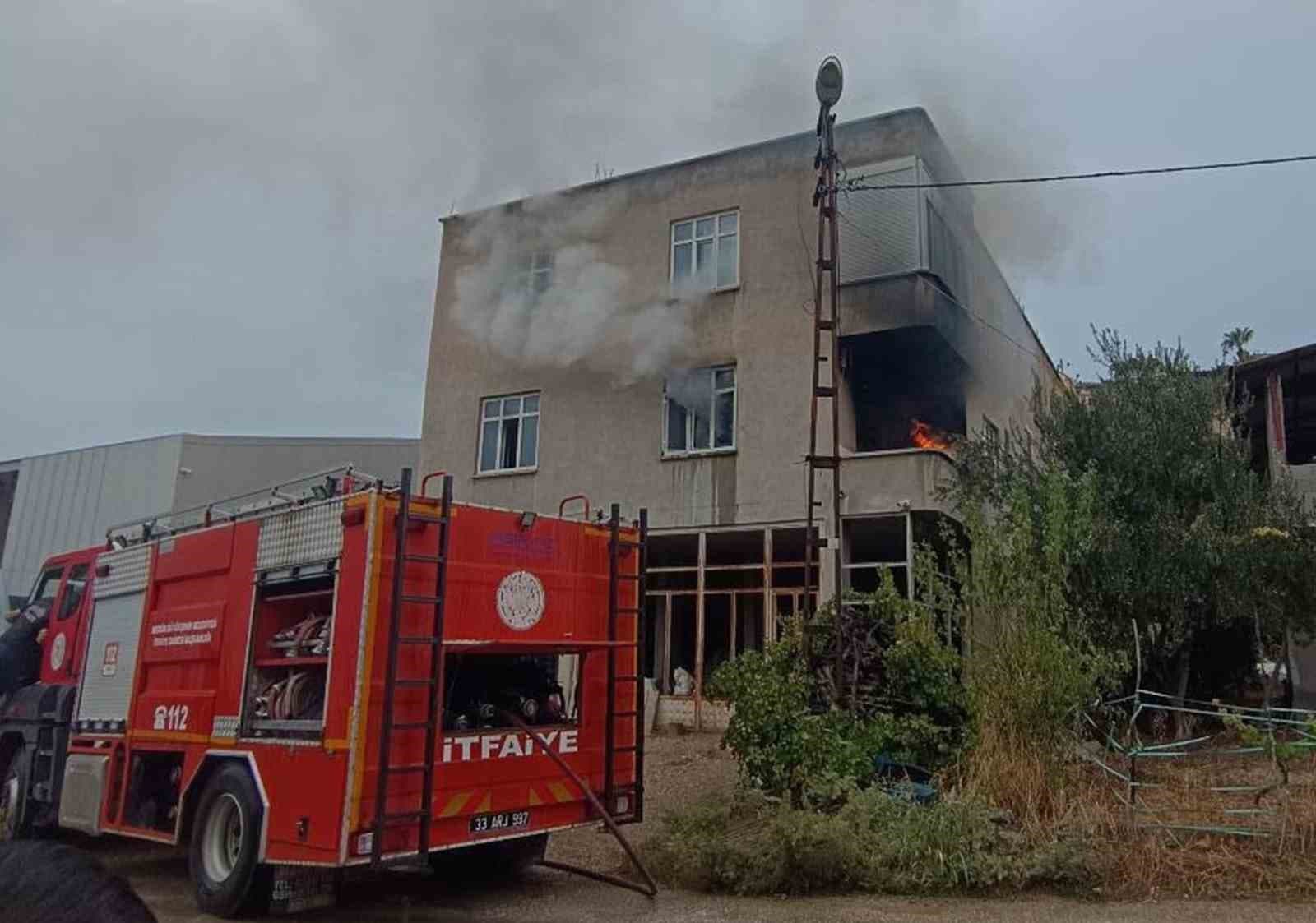 Mersin Mut'ta Ev Yangını: Yaşlı Kadın Kurtarıldı