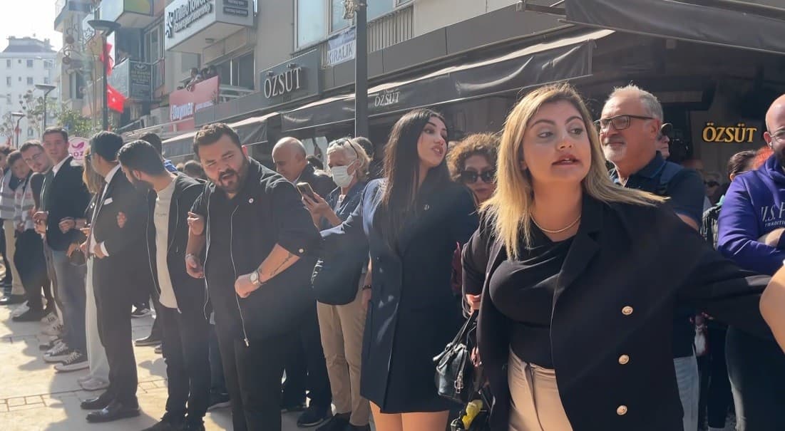 İzmir’de gazeteciler ile Yeni Parti üyeleri arasında tartışma yaşandı