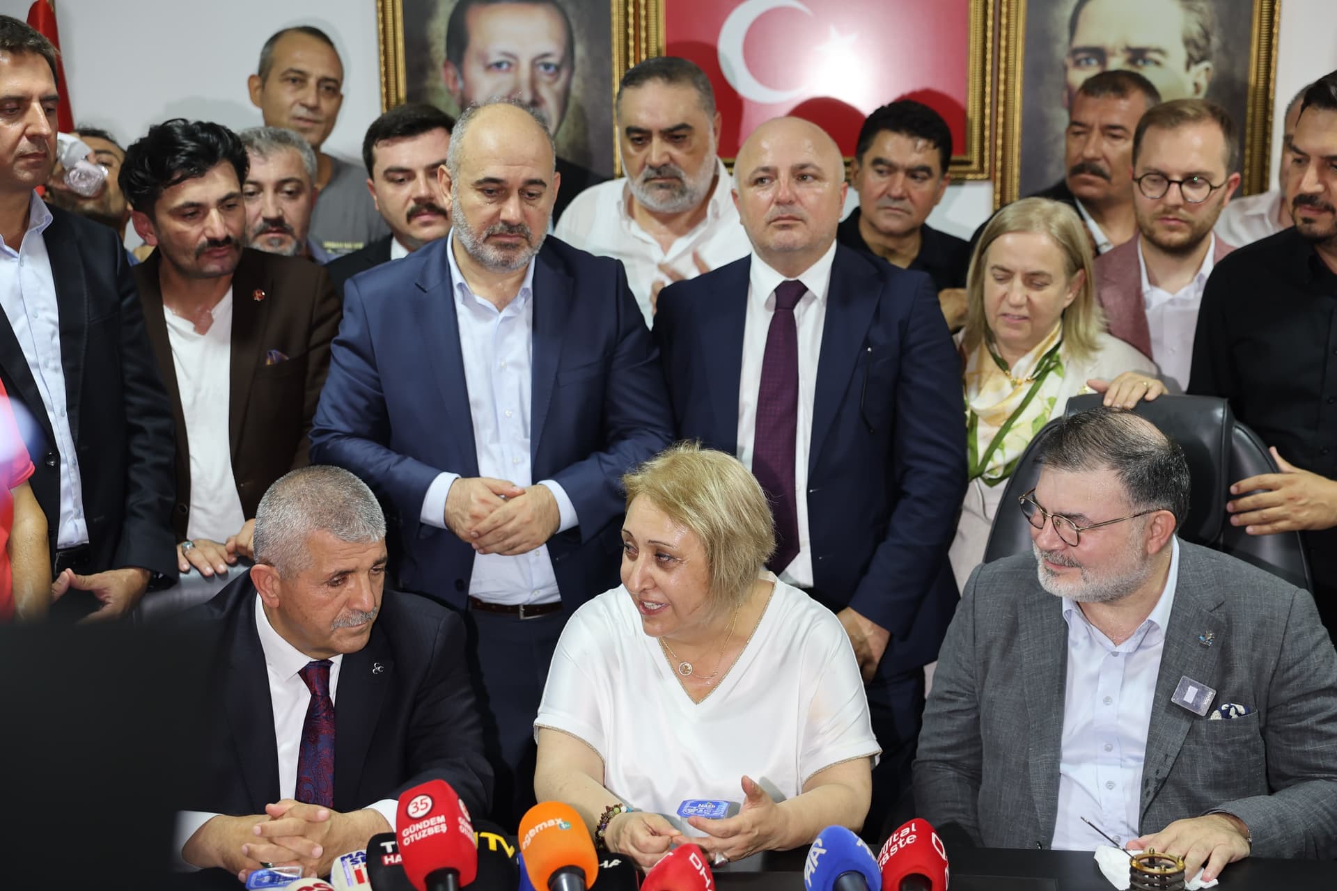 MENDERES’TE DİKKAT ÇEKEN GÖRÜNTÜ: CHP’Lİ MECLİS ÜYESİ AK PARTİ KUTLAMASINA KATILDI