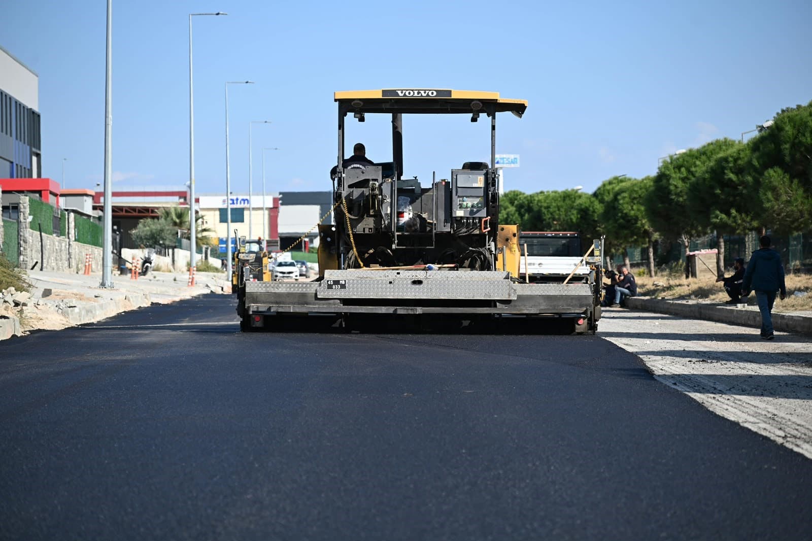 Manisa’da eski Menemen yolunda asfalt çalışması başladı