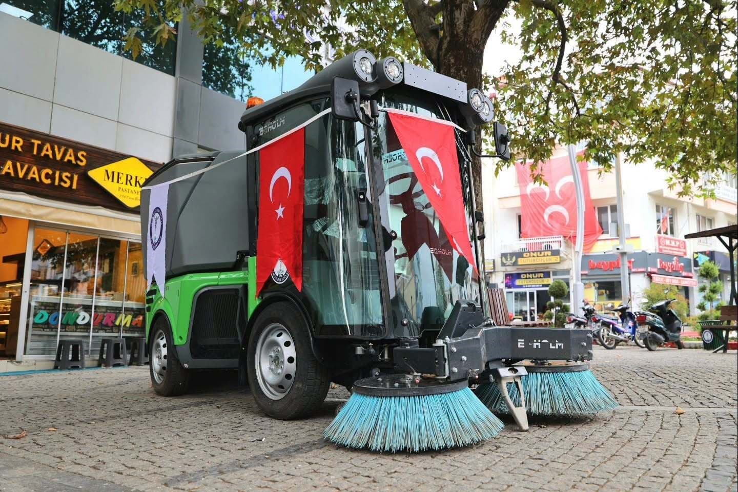 Tavas Belediyesi, Temizlik Filosunu Yeni Zemin Süpürme Aracıyla Güçlendirdi