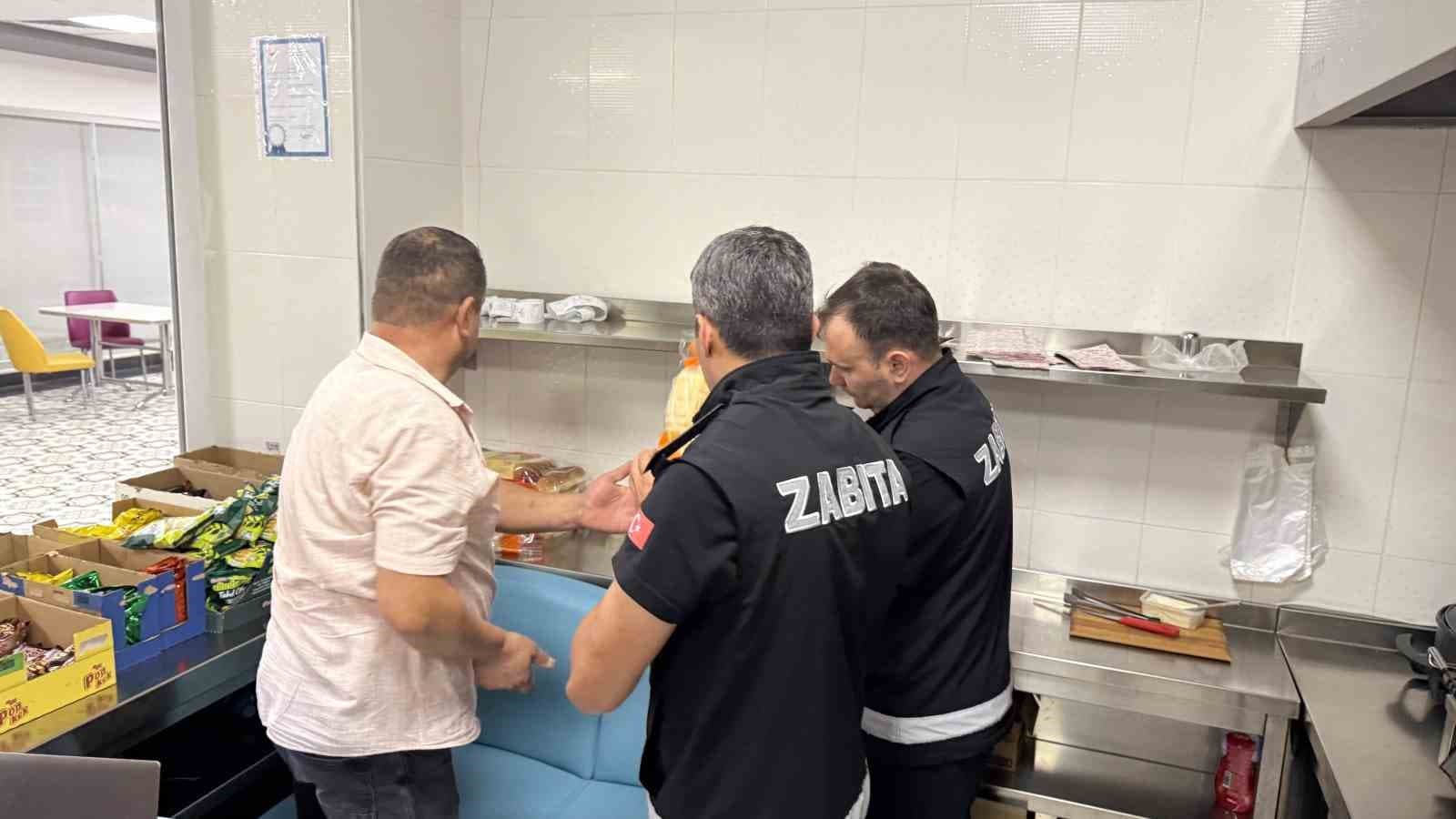 Çorum'da Zabıta Ekipleri Okul Kantinlerini Detaylı Şekilde Kontrol Ediyor